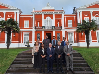 Membros da CNE e Subsecretário Regional da Presidência em frente ao Palácio Sant'Ana, Ponta Delgada