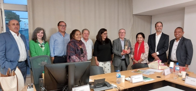 fotografia de grupo dos membros da CNE e os membros da delegação de Timor-Leste